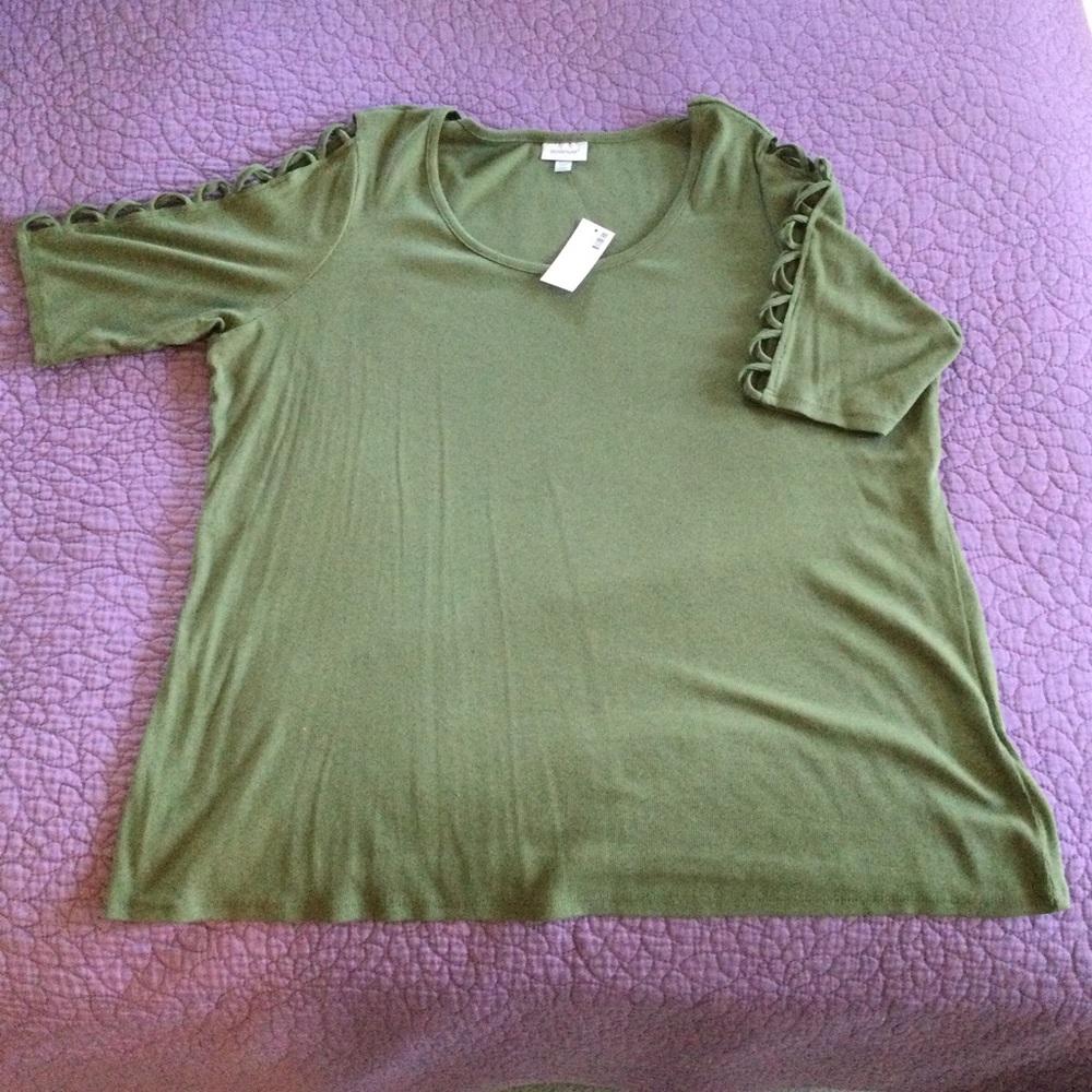 NWT Avenue Short Sleeve Tee